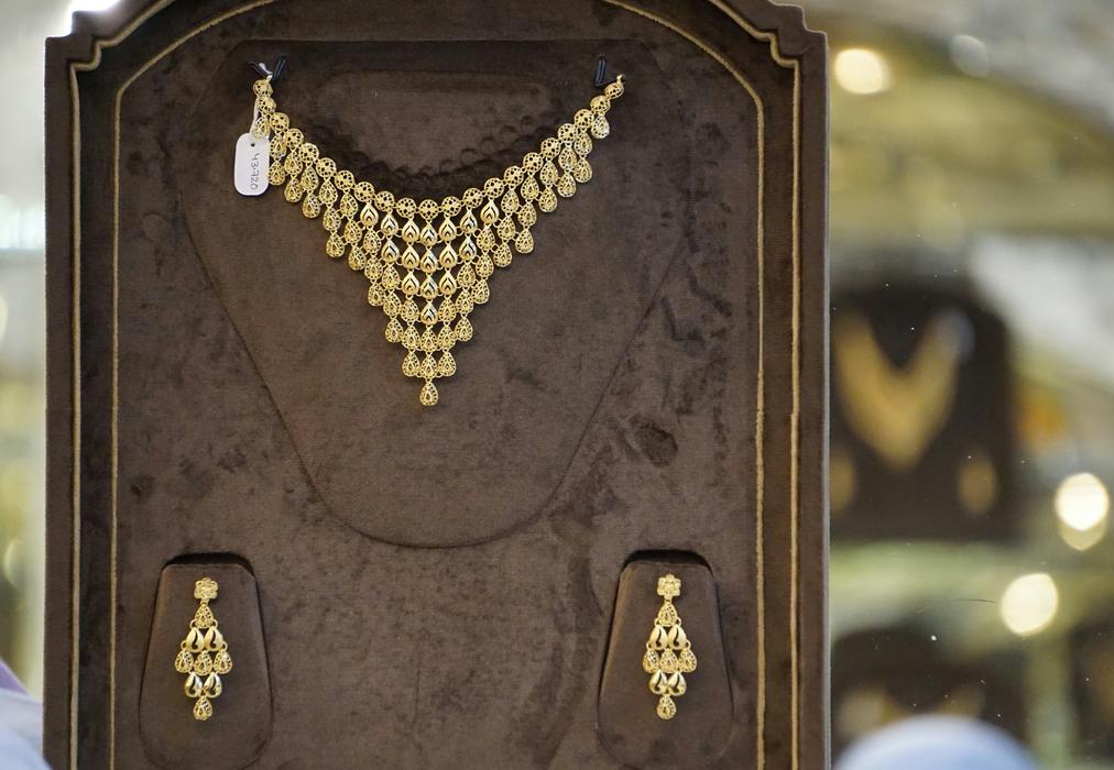Accessories as silent symbols of status