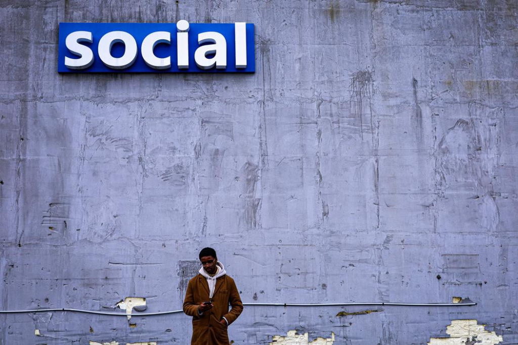 Social clubs as incubators of fashion codes