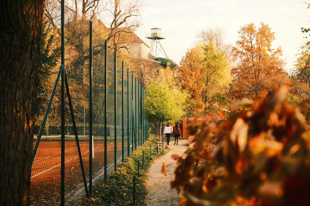 Understated, elegant tennis club style